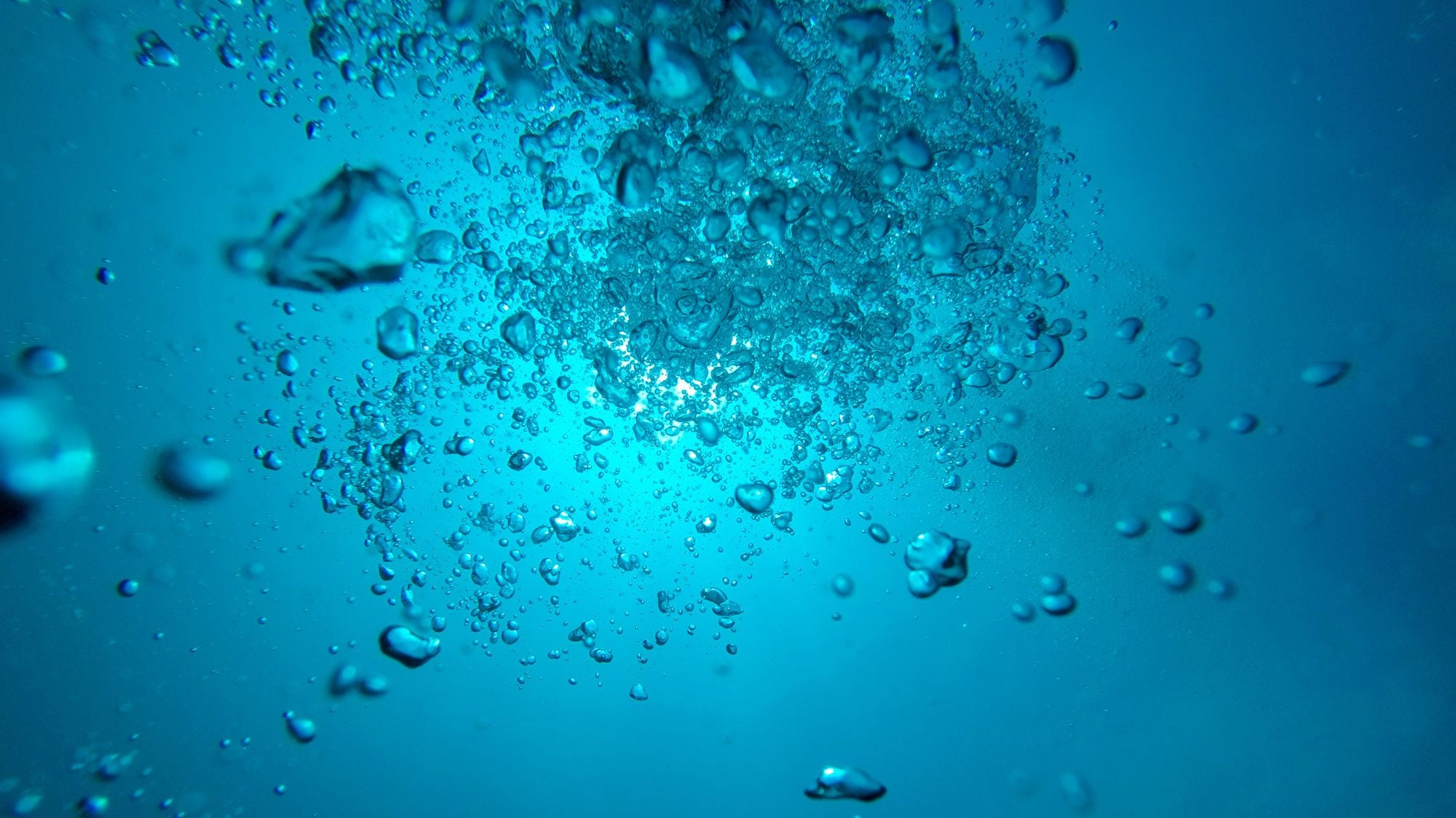 Eau de source marine océan