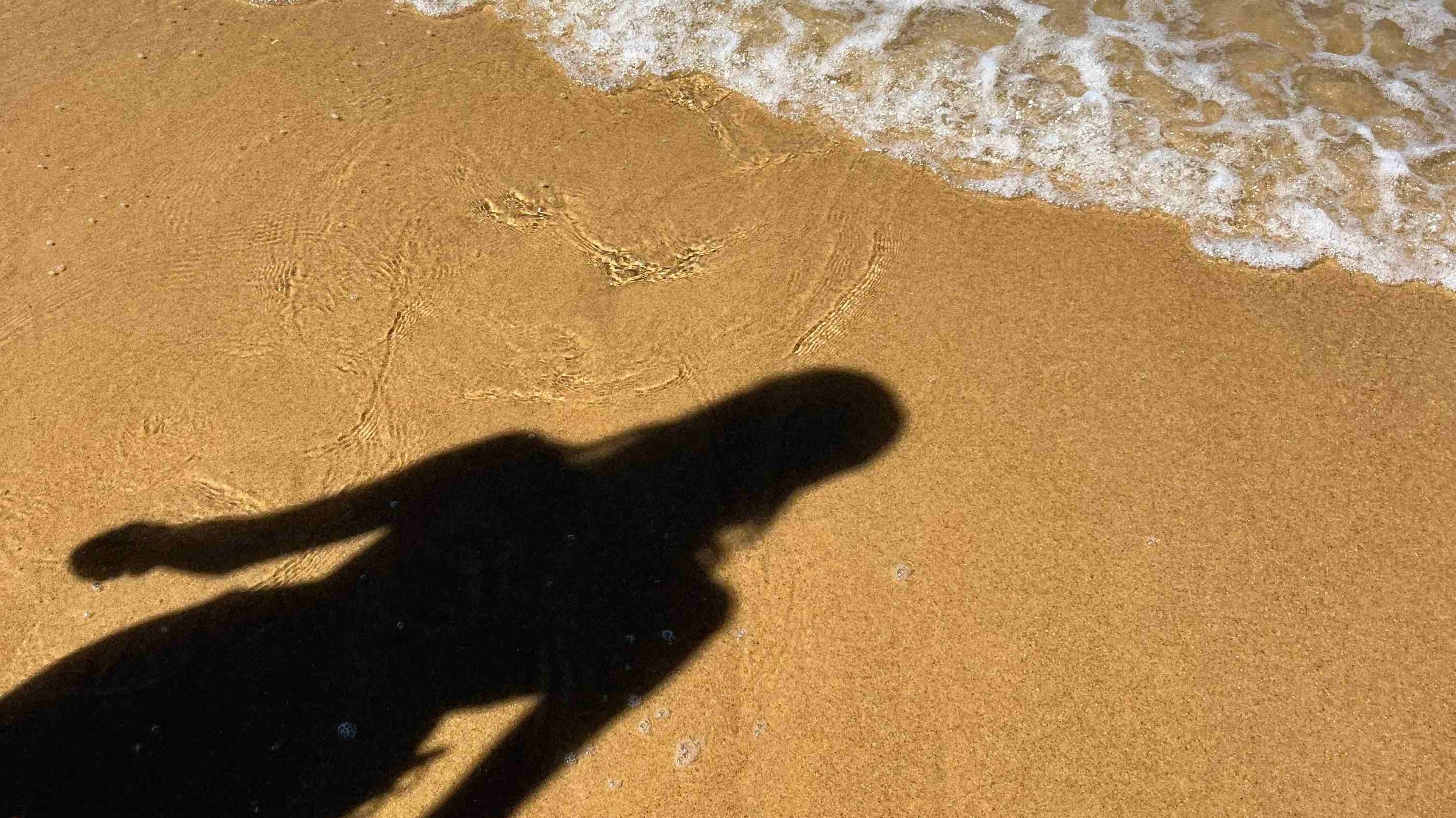 Ombre femme sur le sable à l'océan