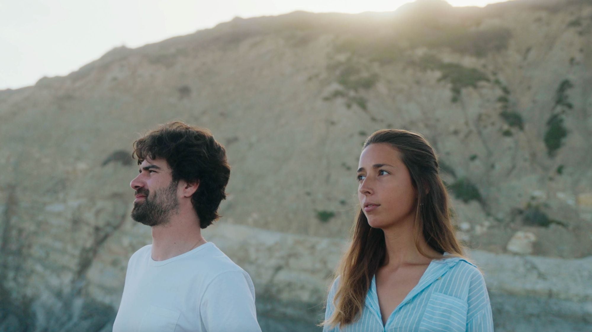 homme et femme regardant à l'horizon