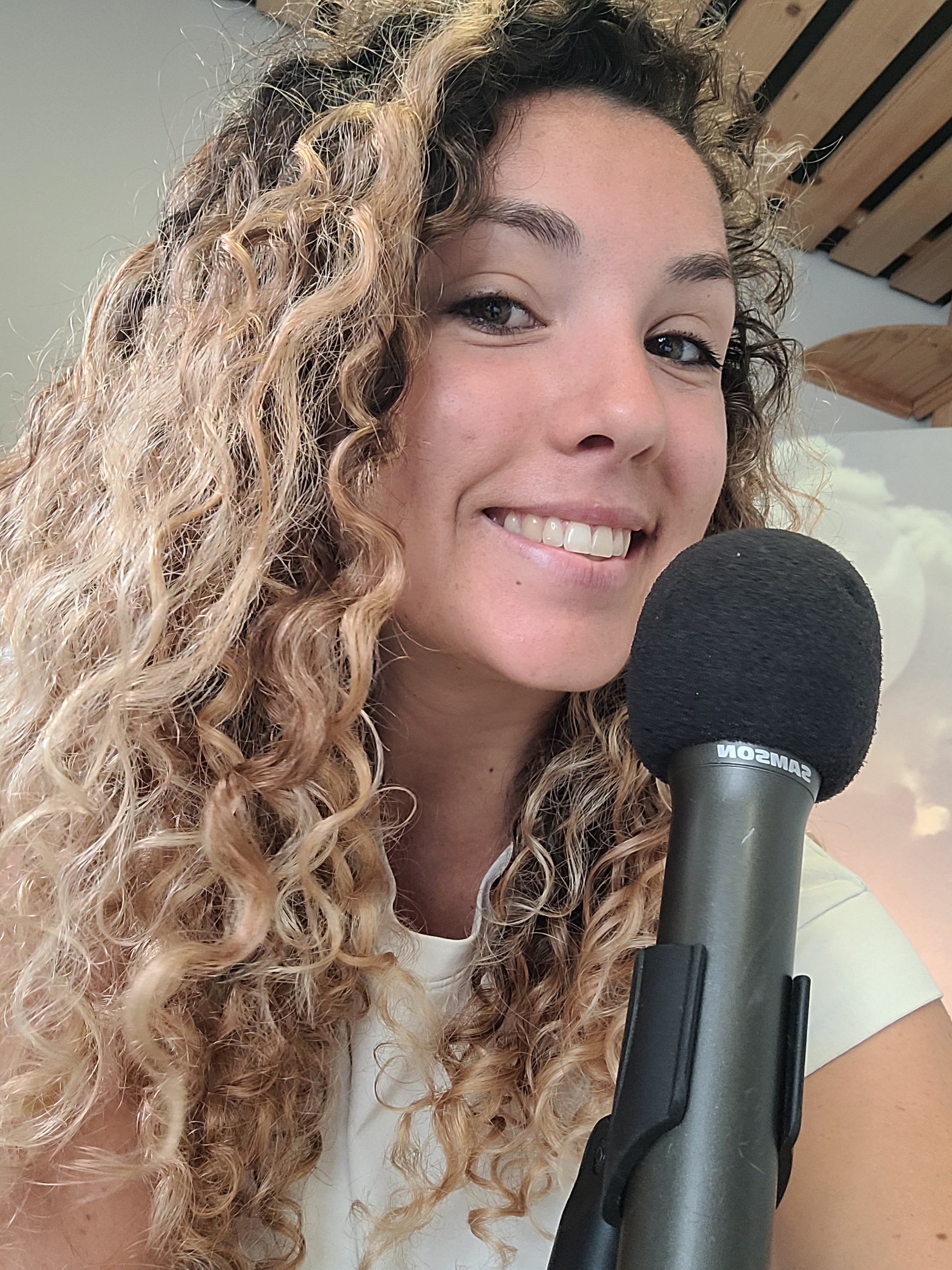 photo de face d'Eloise Faure souriant devant un micro 