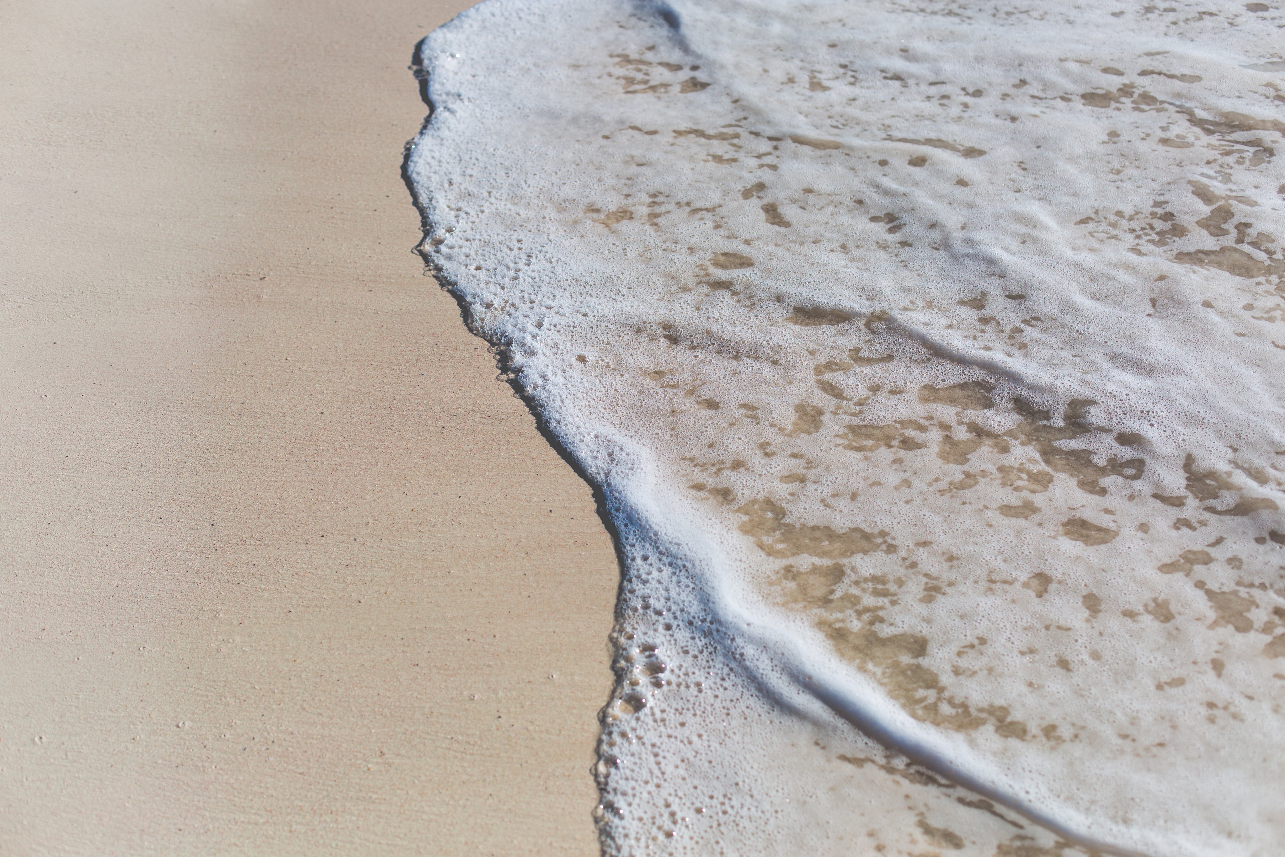 eau de mer arrivant sur le sable 